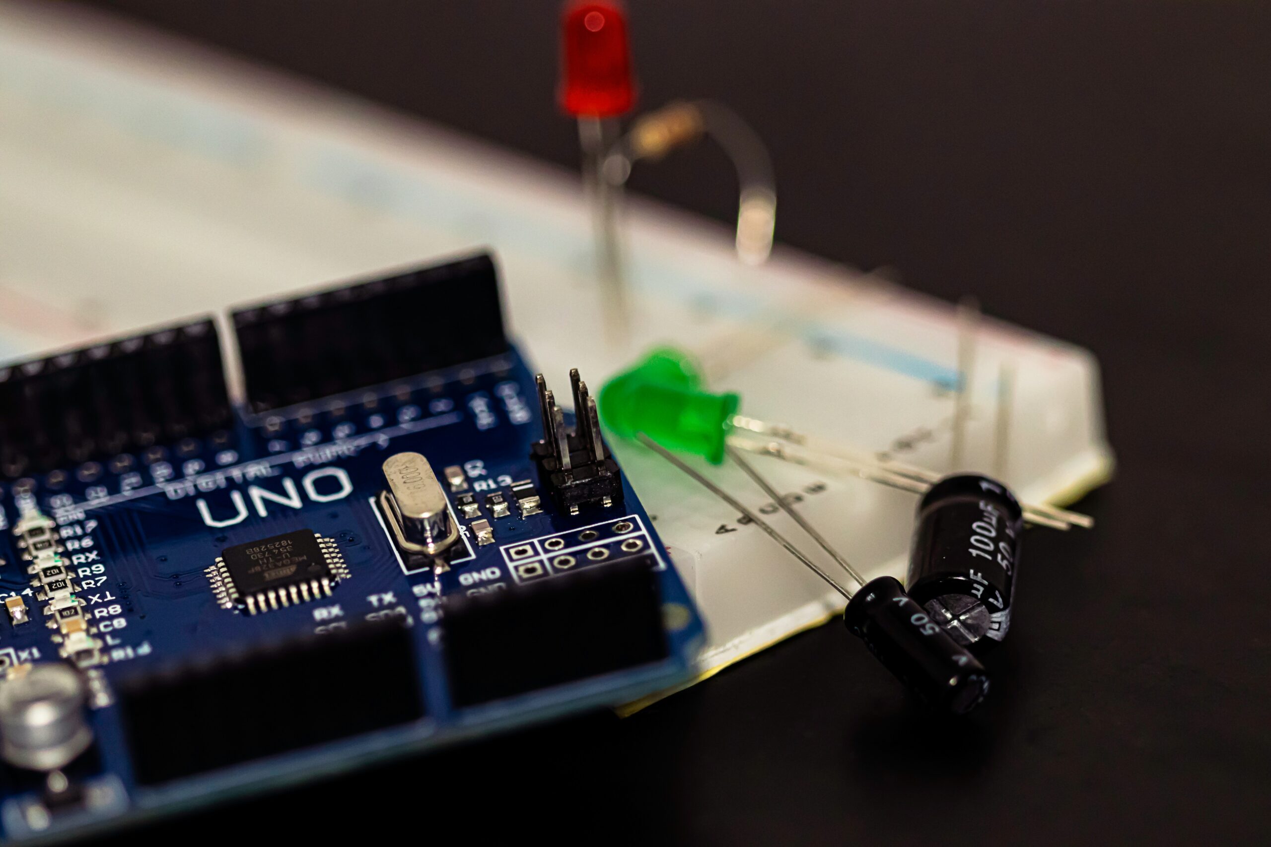 ESP32 und analoge Werte: Potentiometer, analogRead() und ADC einfach erklärt 1 lucas santos Qdvm Qr1FYw unsplash scaled