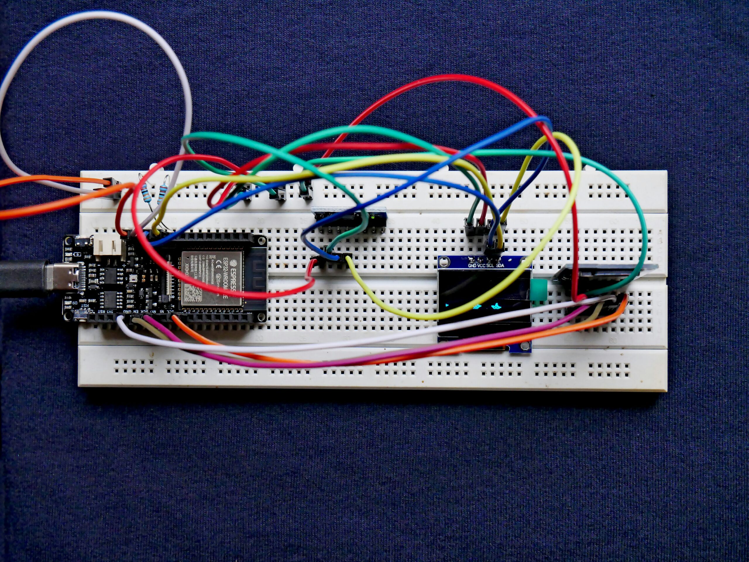 ESP32 programmieren für Anfänger: setup(), loop() und Serial Monitor einfach erklärt 1 vishnu mohanan r98pDCvbcfM unsplash scaled